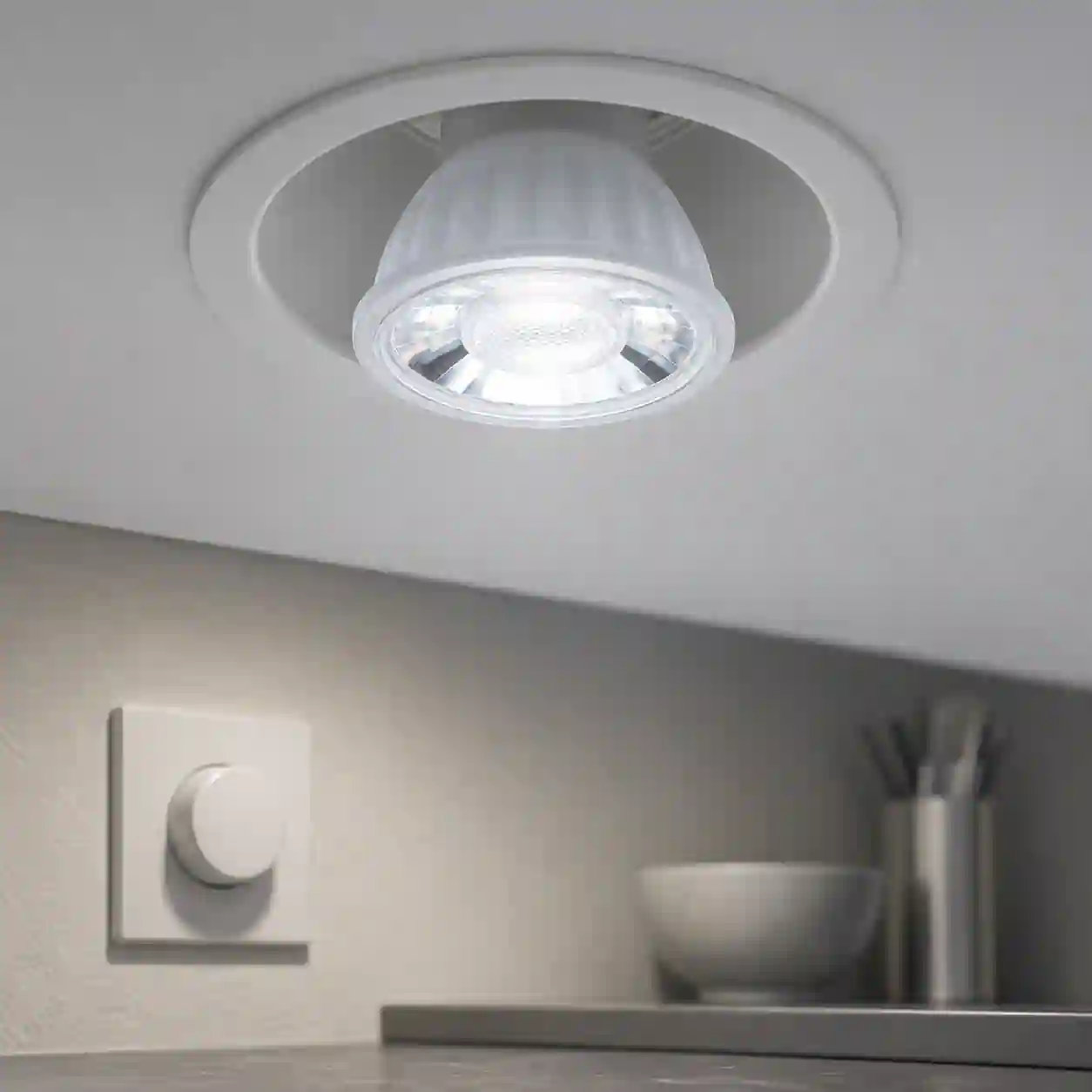 LED žárovka GU10 zapojená do bodového svítidla